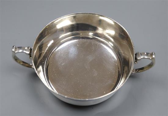 A George V silver two handled christening porringer, Wilson & Gill, Birmingham, 1932, diameter 15cm, 7oz.